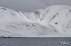 Paredes, escarpas e encostas que formavam o contorno da aniga caldeira vulcâncica que é hoje a baía de Deception Island, na Antártida